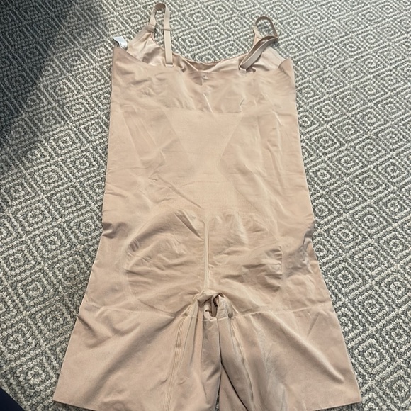 Spanx tank shorts compression. Probably size M/L or one size - Picture 4 of 7